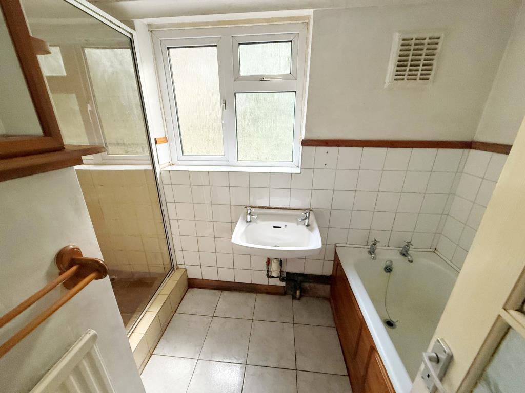 Lot: 100 - DETACHED BUNGALOW WITH POTENTIAL - Bathroom with bath and shower